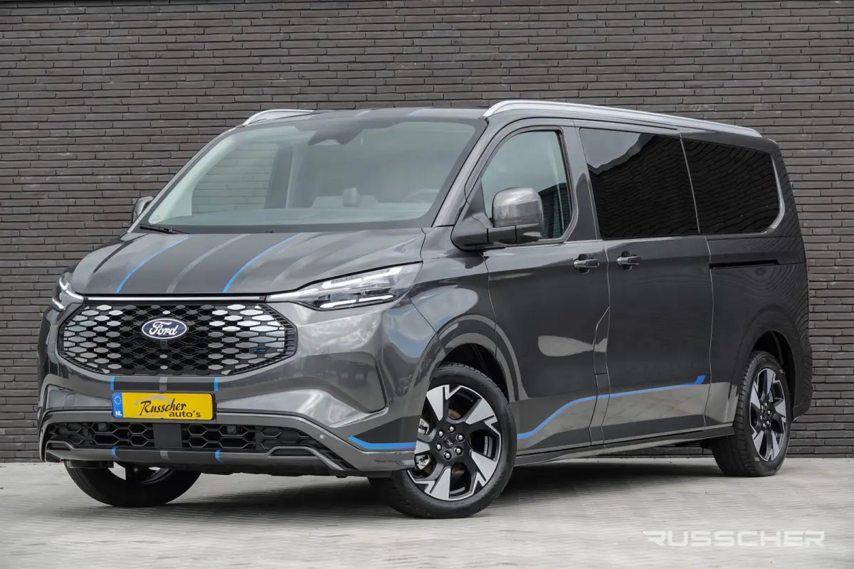 L2H1 218Pk Aut. | Tourneo Sport | 8-Persoons | Nieuwe 71kWh Accu | Elektrisch | Panoramadak | 360° Camera | 19''