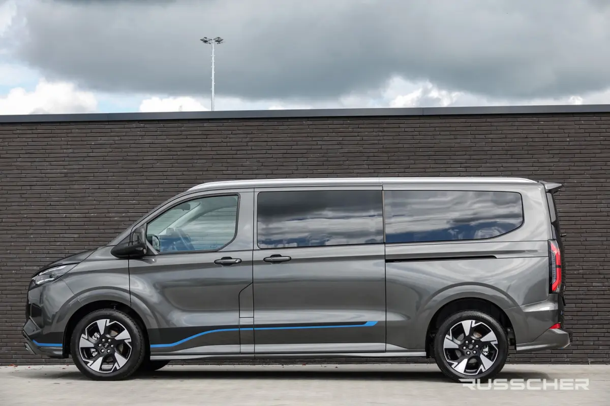 L2H1 218Pk Aut. | Tourneo Sport | 8-Persoons | Nieuwe 71kWh Accu | Elektrisch | Panoramadak | 360° Camera | 19''