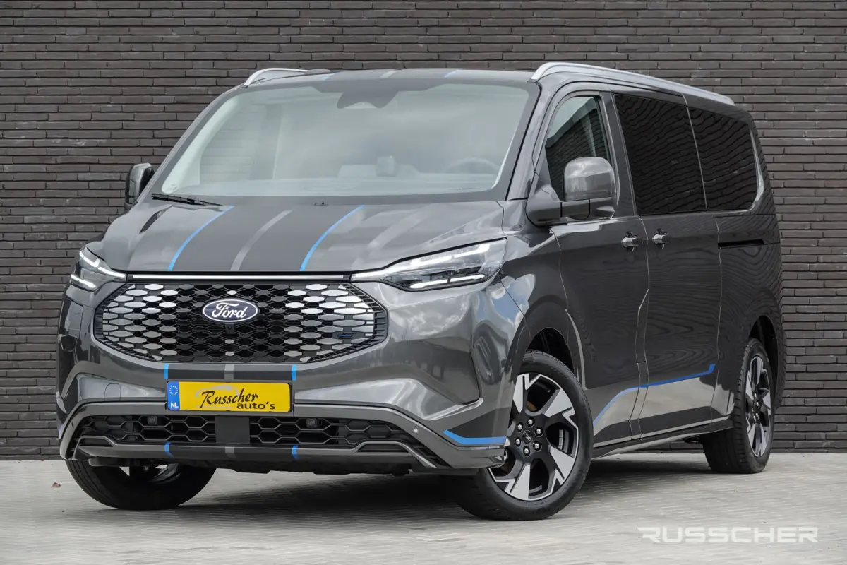 L2H1 218Pk Aut. | Tourneo Sport | 8-Persoons | Nieuwe 71kWh Accu | Elektrisch | Panoramadak | 360° Camera | 19''