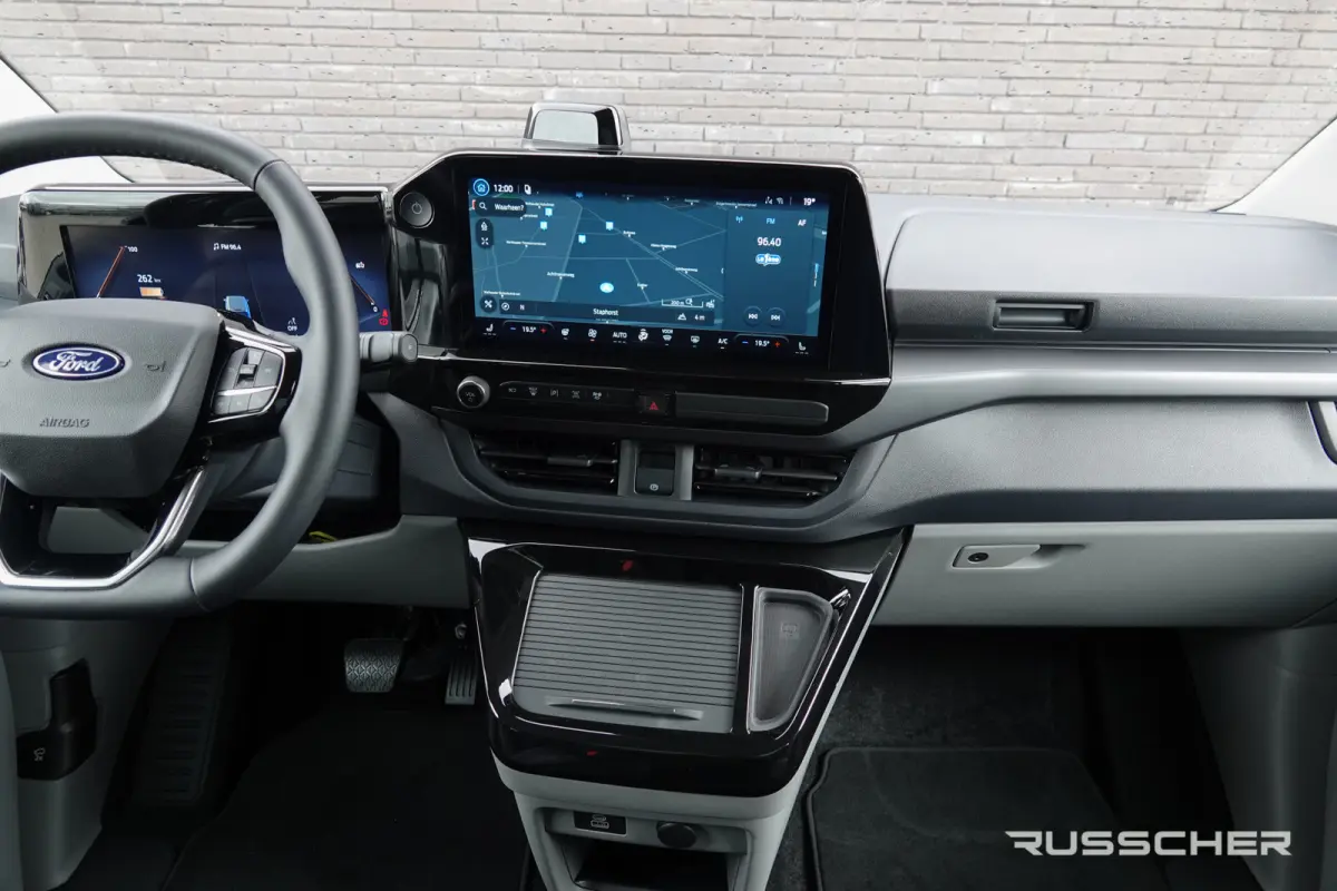 L2H1 218Pk Aut. | Tourneo Sport | 8-Persoons | Nieuwe 71kWh Accu | Elektrisch | Panoramadak | 360° Camera | 19''