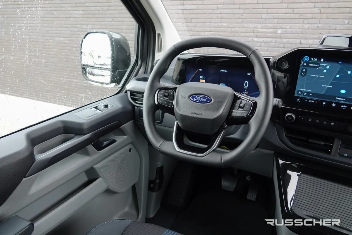 L2H1 218Pk Aut. | Tourneo Sport | 8-Persoons | Nieuwe 71kWh Accu | Elektrisch | Panoramadak | 360° Camera | 19''