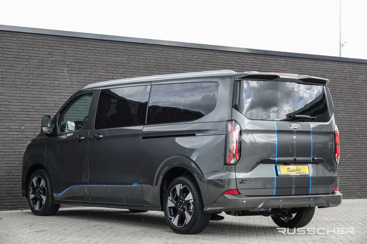 Tourneo L2H1 218Pk Aut. | Sport | 8-Persoons | Nieuwe 71kWh Accu | Elektrisch | Panoramadak | 360° Camera | 19''