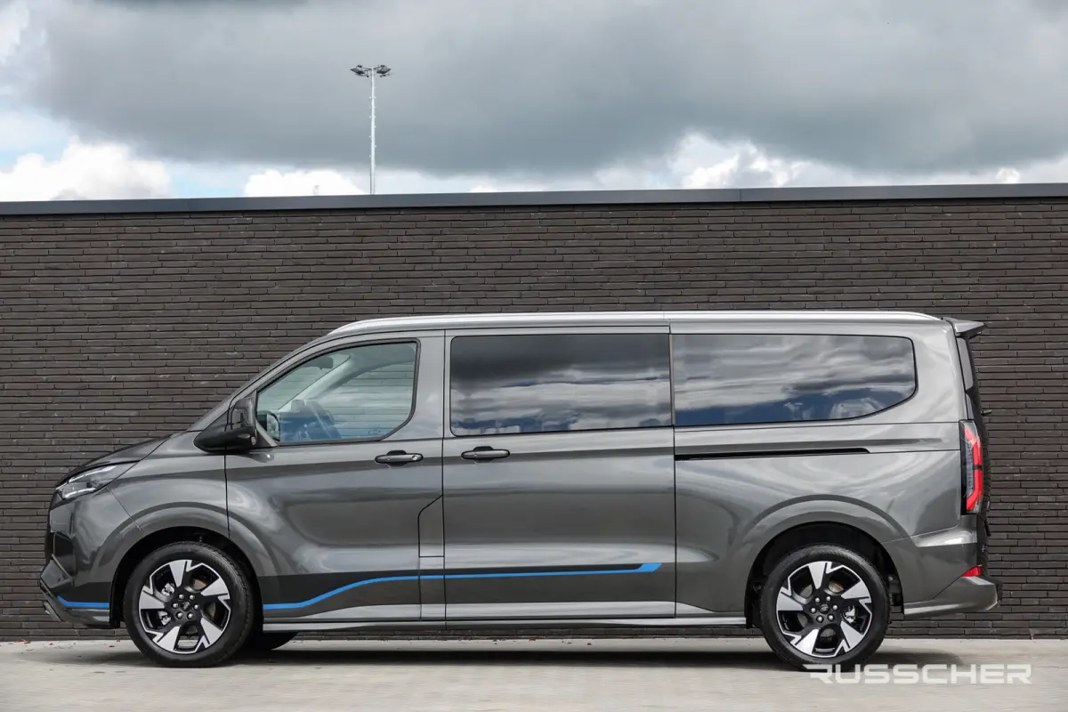 Tourneo L2H1 218Pk Aut. | Sport | 8-Persoons | Nieuwe 71kWh Accu | Elektrisch | Panoramadak | 360° Camera | 19''
