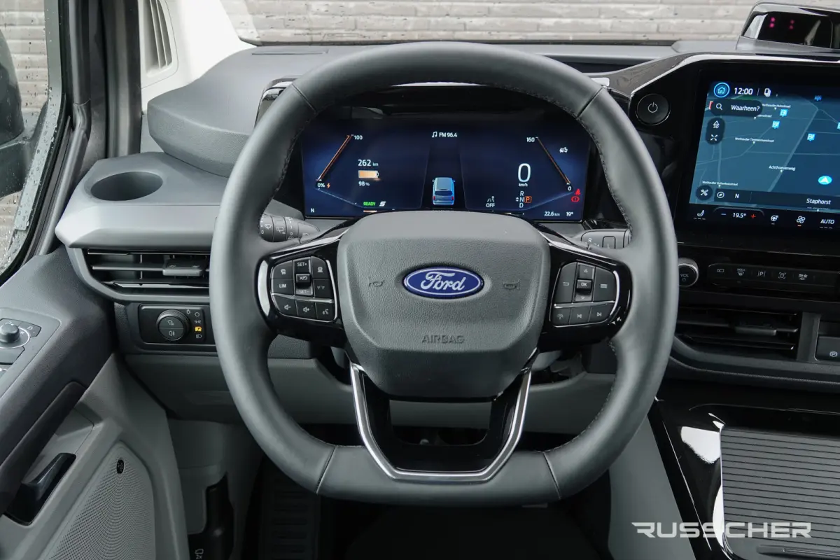 Tourneo L2H1 218Pk Aut. | Sport | 8-Persoons | Nieuwe 71kWh Accu | Elektrisch | Panoramadak | 360° Camera | 19''