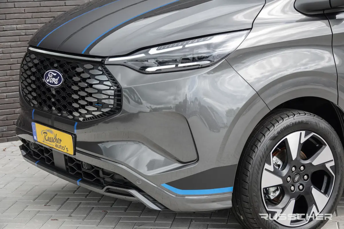 Tourneo L2H1 218Pk Aut. | Sport | 8-Persoons | Nieuwe 71kWh Accu | Elektrisch | Panoramadak | 360° Camera | 19''