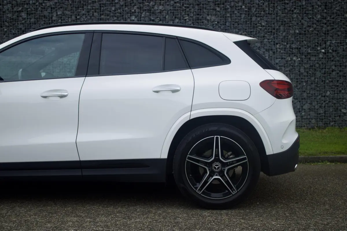 Mercedes-Benz GLA 180 AMG | Pano - Keyless - Camera - Sfeer