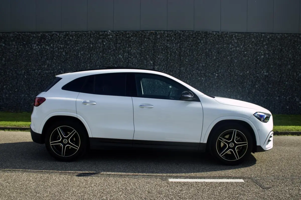 Mercedes-Benz GLA 180 AMG | Pano - Keyless - Camera - Sfeer