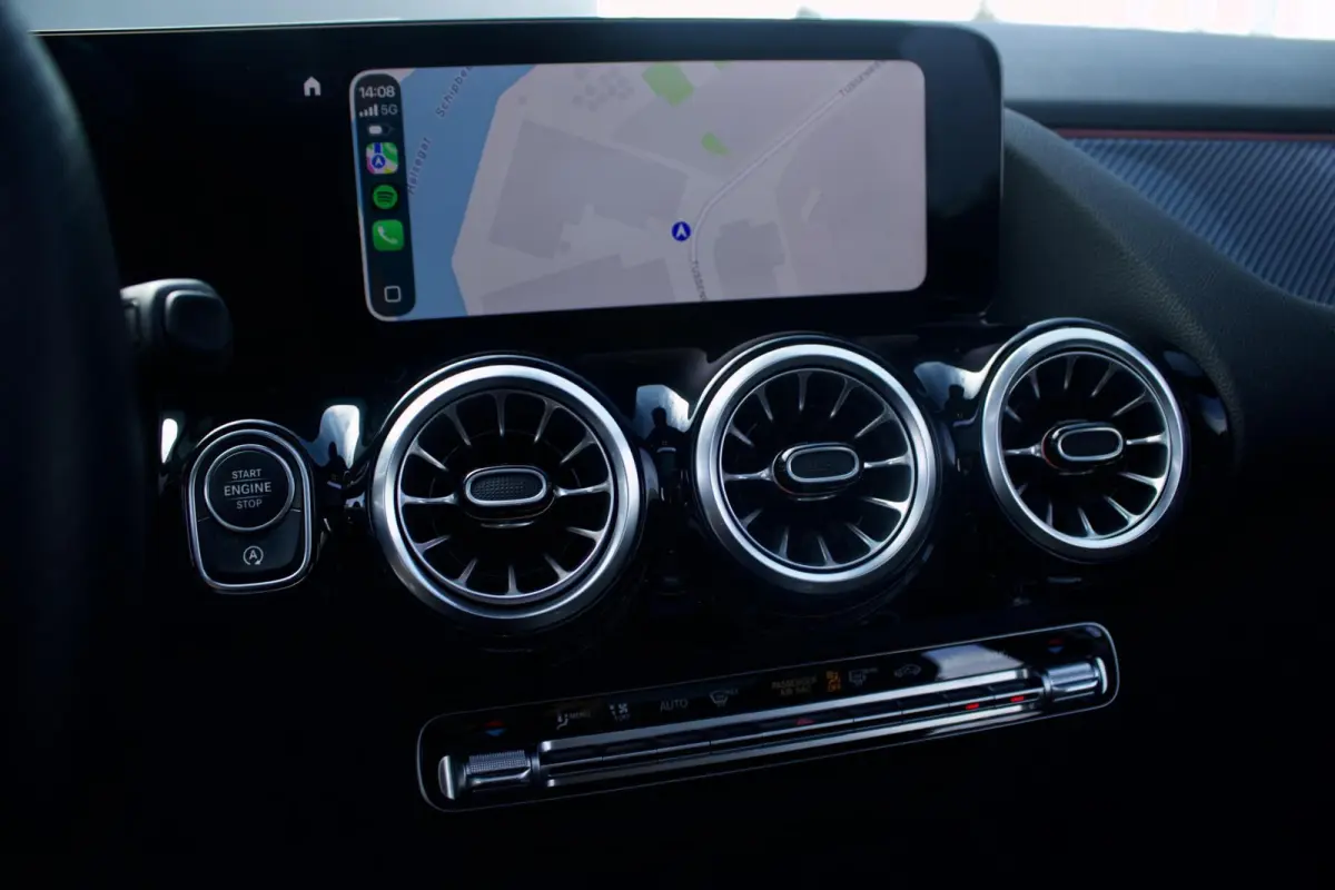 Mercedes-Benz GLA 180 AMG | Pano - Keyless - Camera - Sfeer