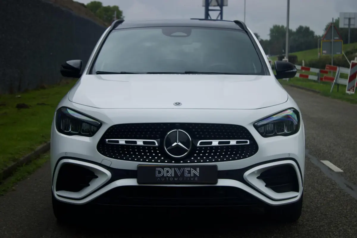 Mercedes-Benz GLA 180 AMG | Pano - Keyless - Camera - Sfeer
