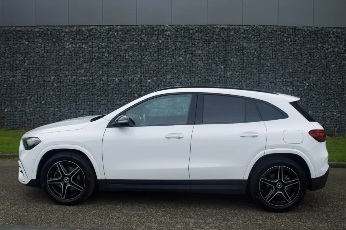 Mercedes-Benz GLA 180 AMG | Pano - Keyless - Camera - Sfeer
