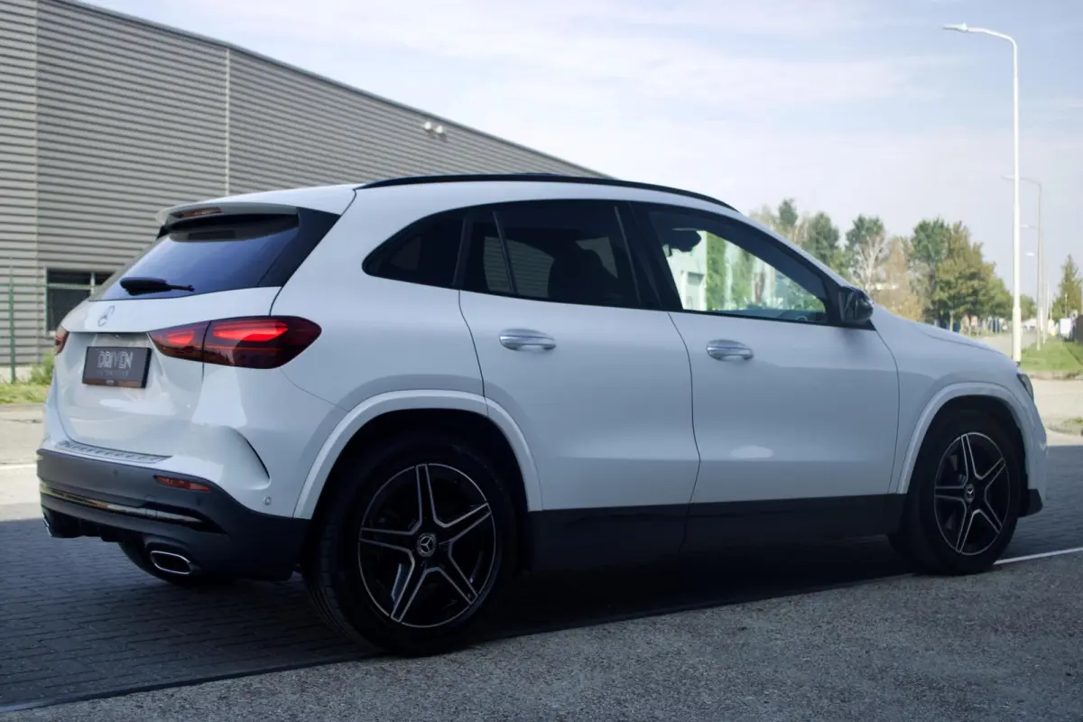 Mercedes-Benz GLA 180 AMG | Pano - Keyless - Camera - Sfeer