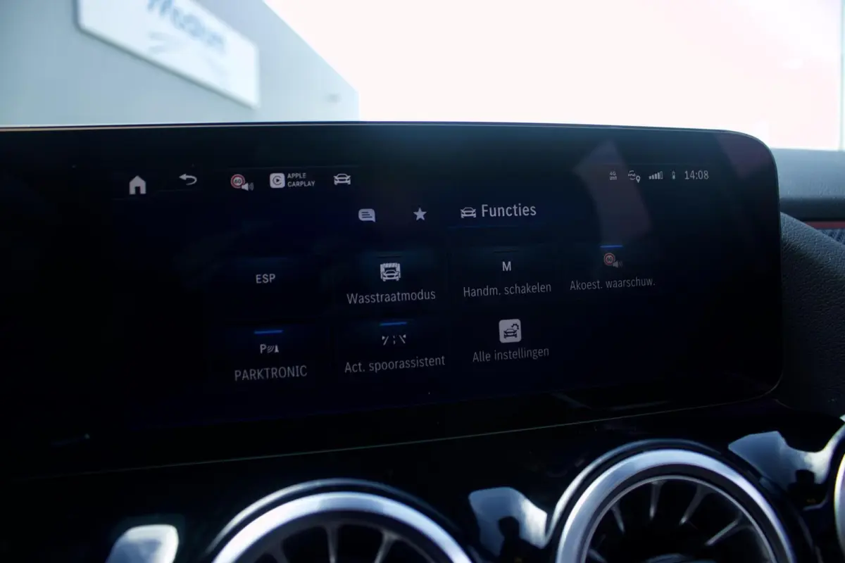 Mercedes-Benz GLA 180 AMG | Pano - Keyless - Camera - Sfeer