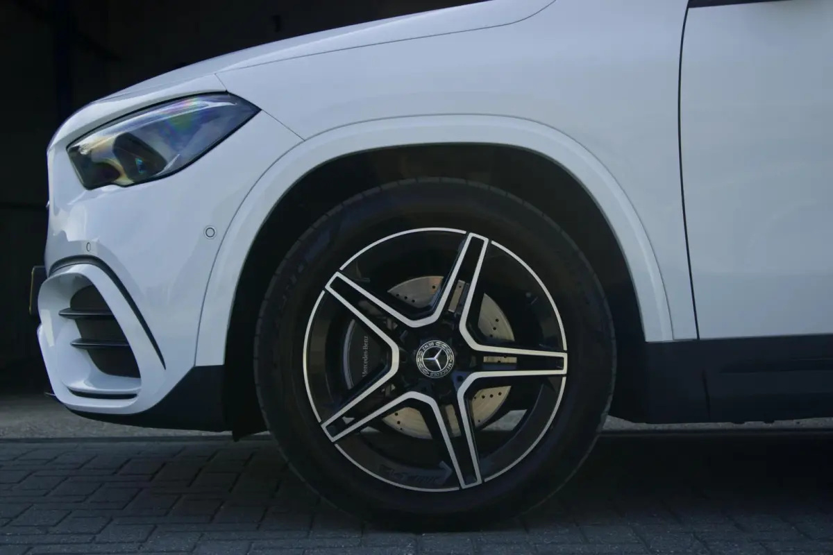 Mercedes-Benz GLA 180 AMG | Pano - Keyless - Camera - Sfeer