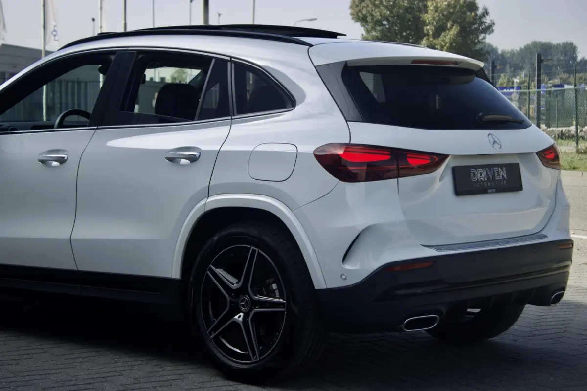 Mercedes-Benz GLA 180 AMG | Pano - Keyless - Camera - Sfeer
