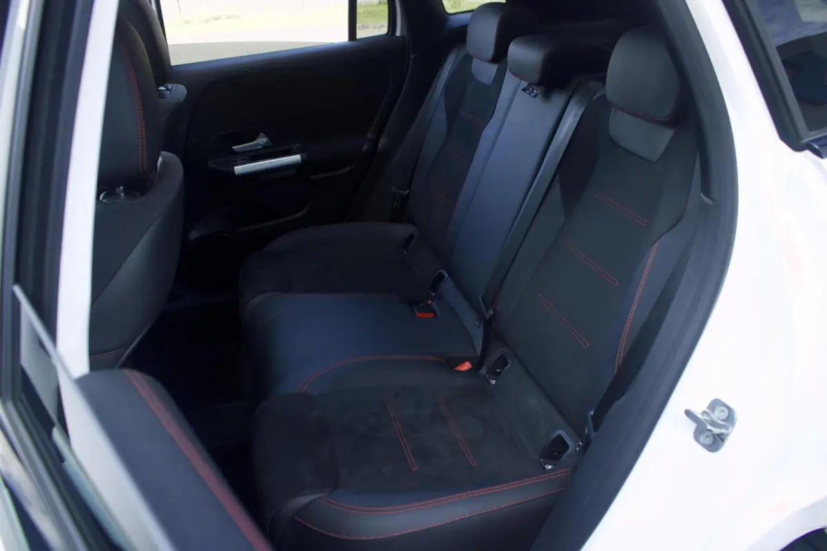 Mercedes-Benz GLA 180 AMG | Pano - Keyless - Camera - Sfeer