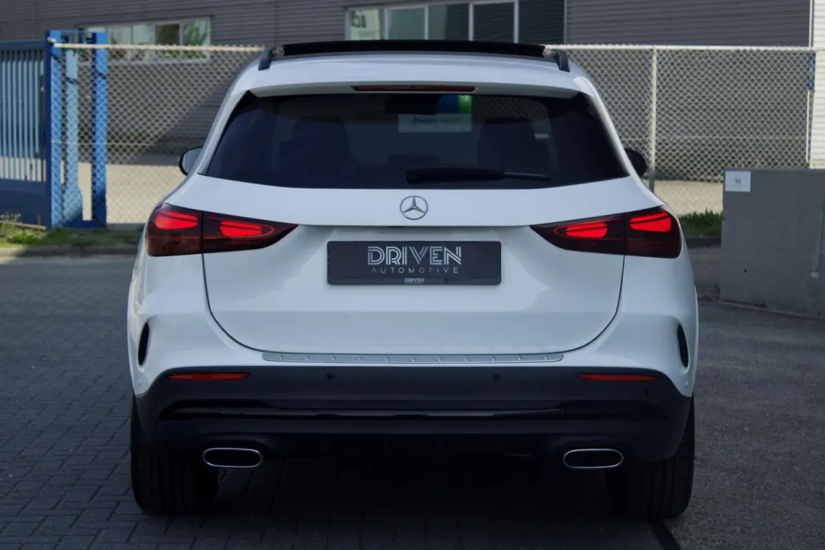 Mercedes-Benz GLA 180 AMG | Pano - Keyless - Camera - Sfeer