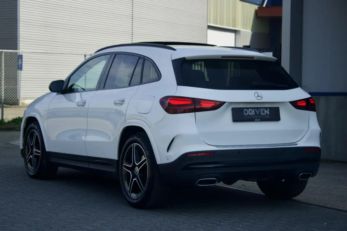Mercedes-Benz GLA 180 AMG | Pano - Keyless - Camera - Sfeer