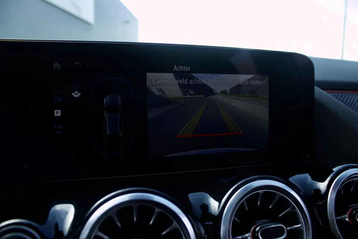 Mercedes-Benz GLA 180 AMG | Pano - Keyless - Camera - Sfeer