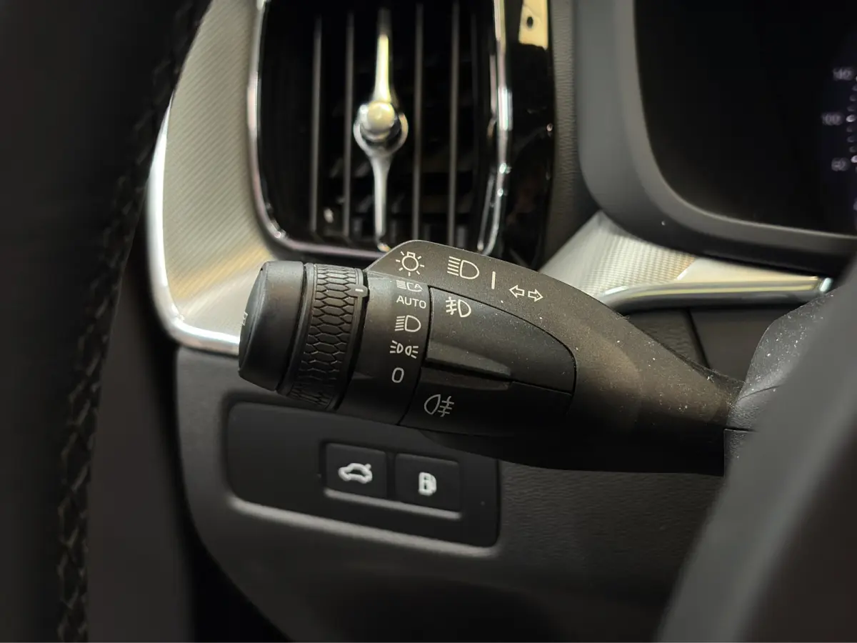 2.0 T6 Plug-in hybrid AWD Plus Dark