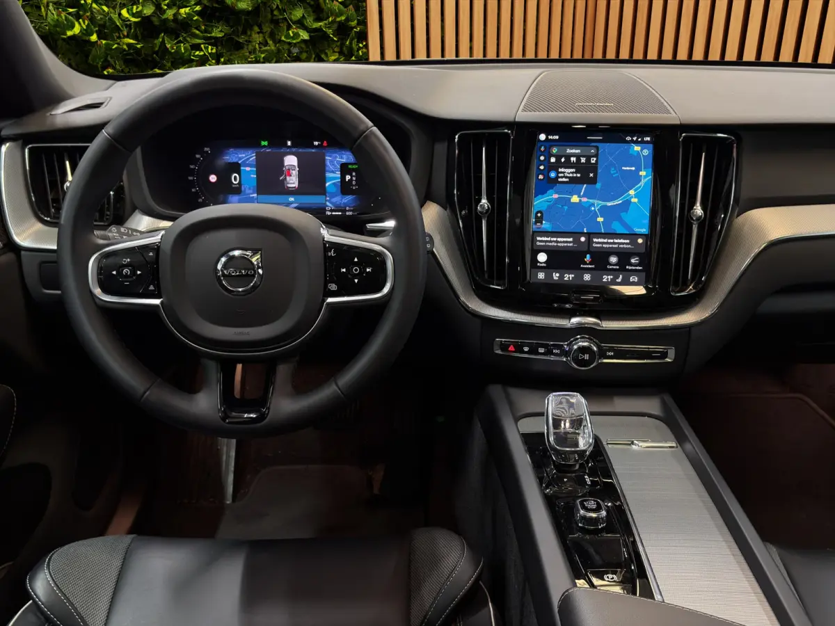 2.0 T6 Plug-in hybrid AWD Plus Dark