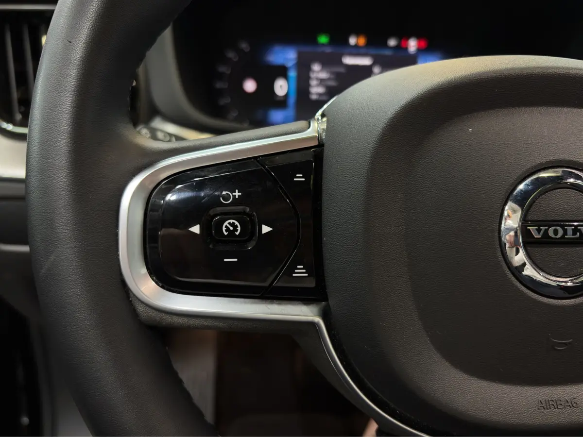 2.0 T6 Plug-in hybrid AWD Plus Dark