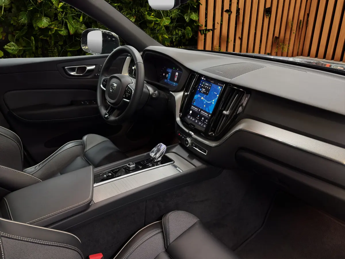 2.0 T6 Plug-in hybrid AWD Plus Dark
