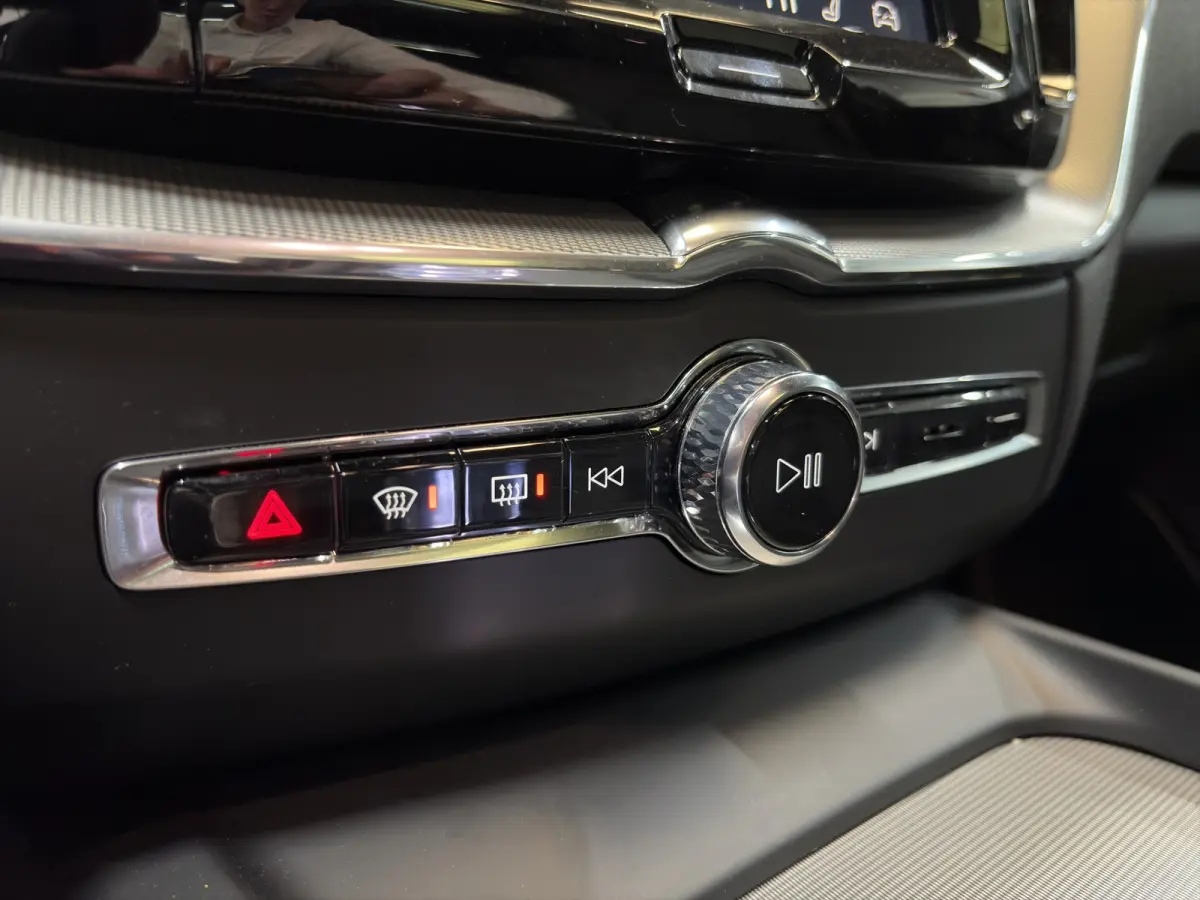 2.0 T6 Plug-in hybrid AWD Plus Dark