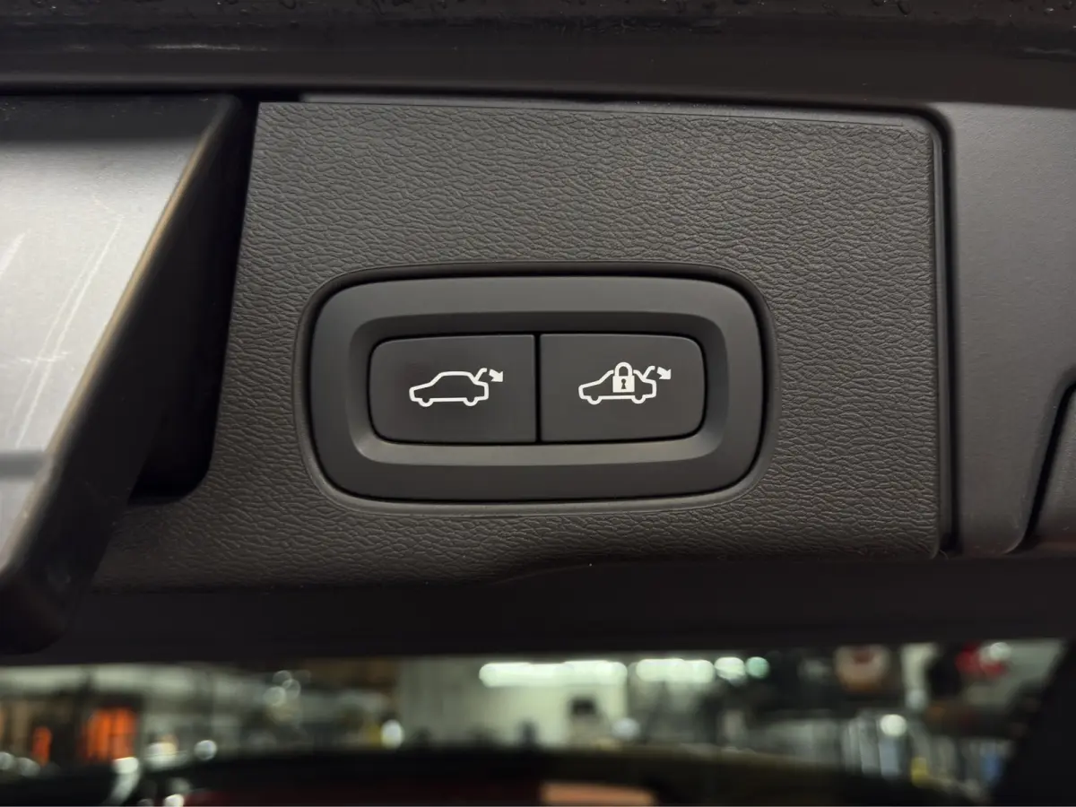 2.0 T6 Plug-in hybrid AWD Plus Dark
