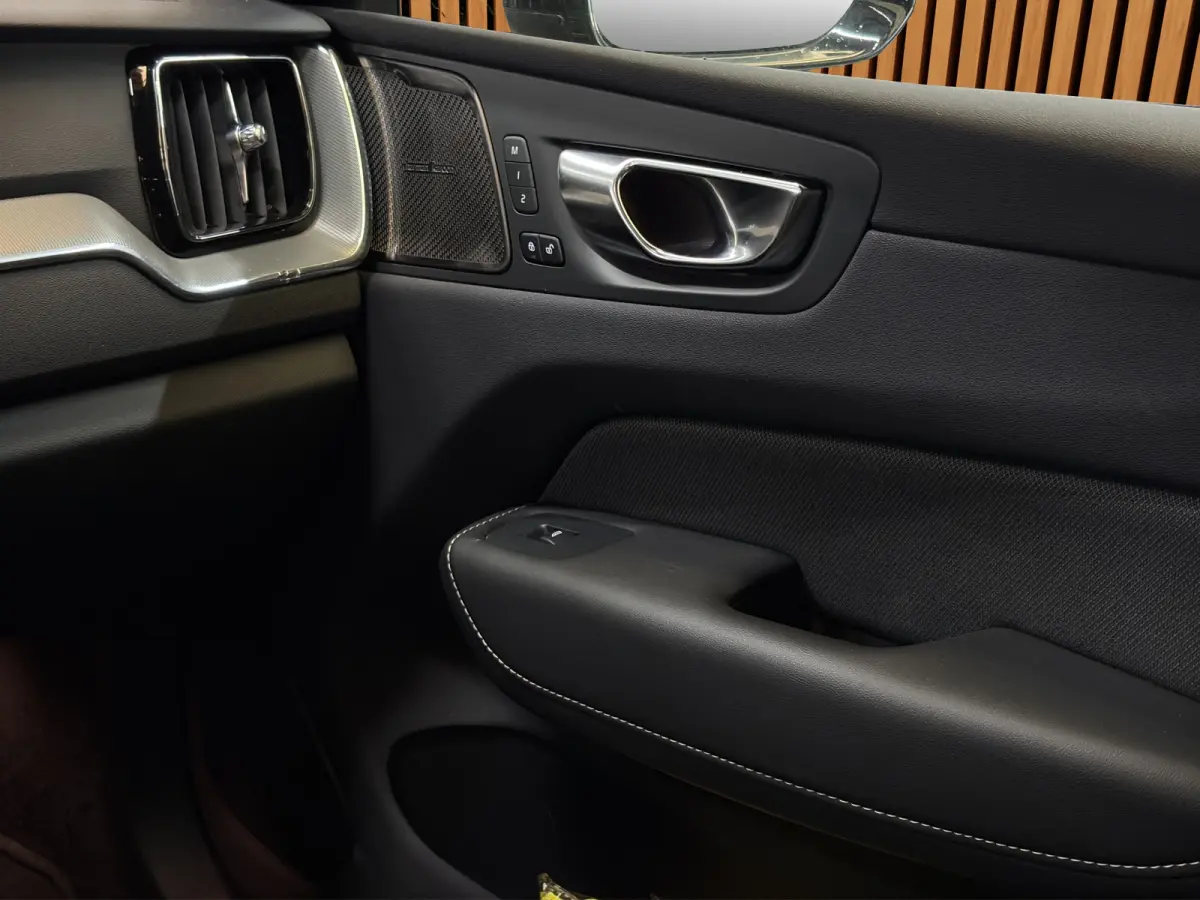 2.0 T6 Plug-in hybrid AWD Plus Dark