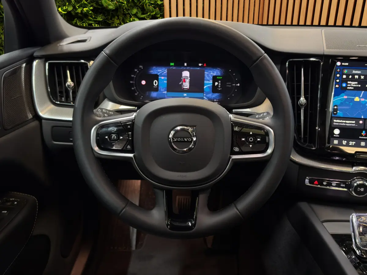 2.0 T6 Plug-in hybrid AWD Plus Dark