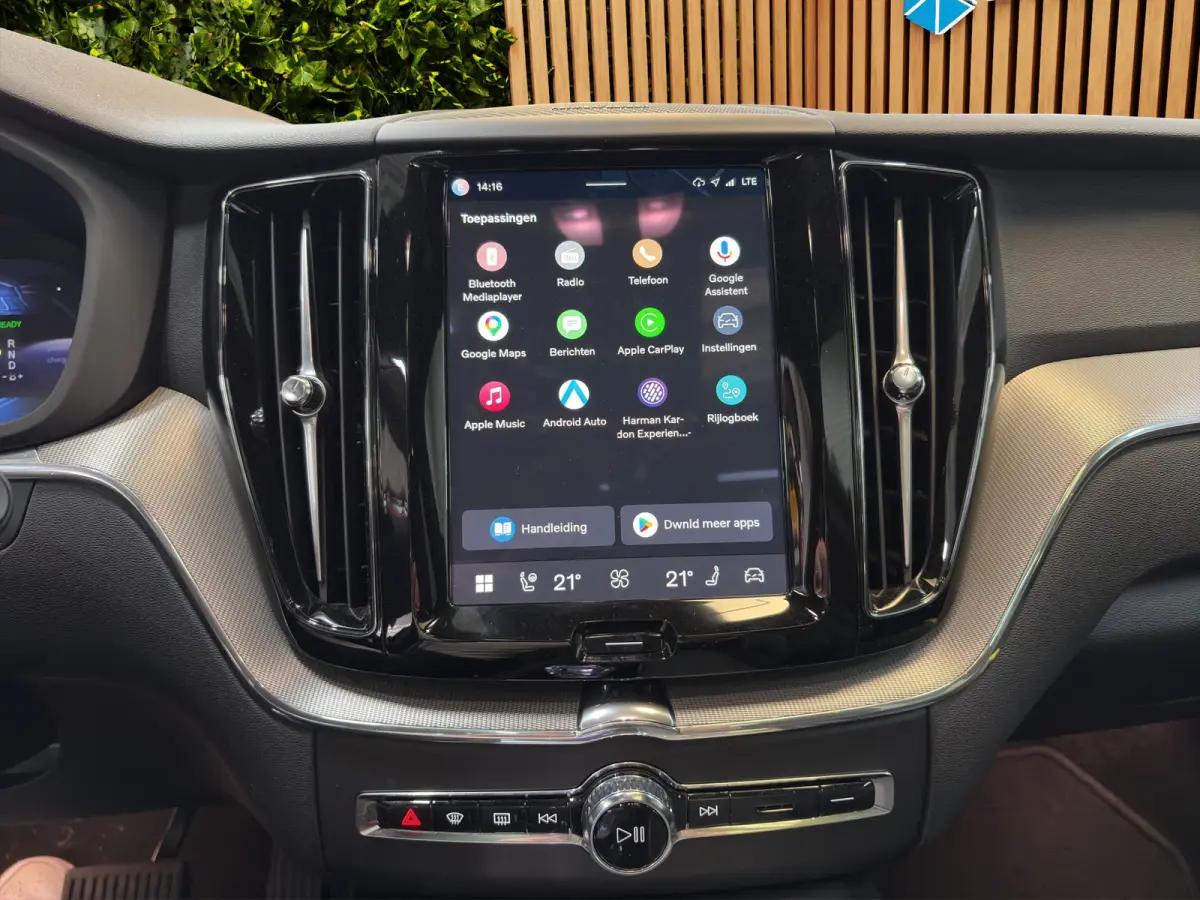 2.0 T6 Plug-in hybrid AWD Plus Dark