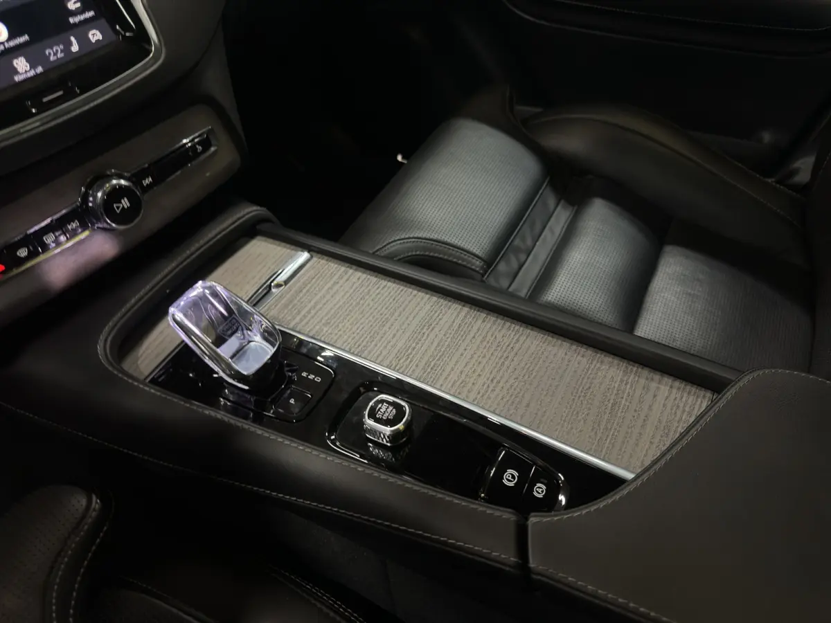 2.0 T8 Plug-in hybrid AWD Ultra Dark
