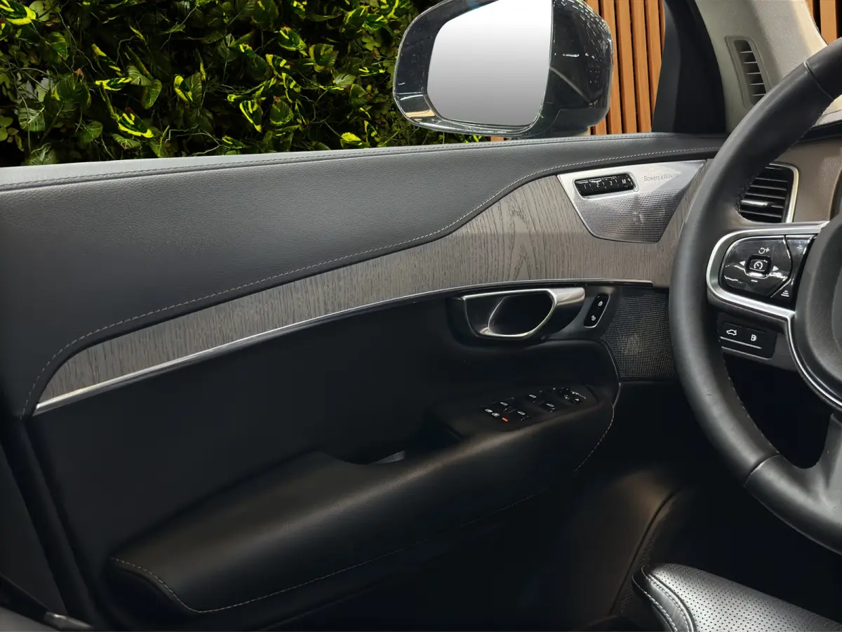 2.0 T8 Plug-in hybrid AWD Ultra Dark