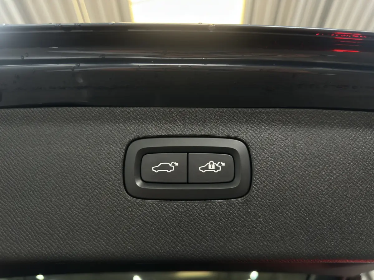 2.0 T8 Plug-in hybrid AWD Ultra Dark Luchtvering | Stoelmassage | Bliss | Bowers&Wilkins | Trekhaak | Blackpack|