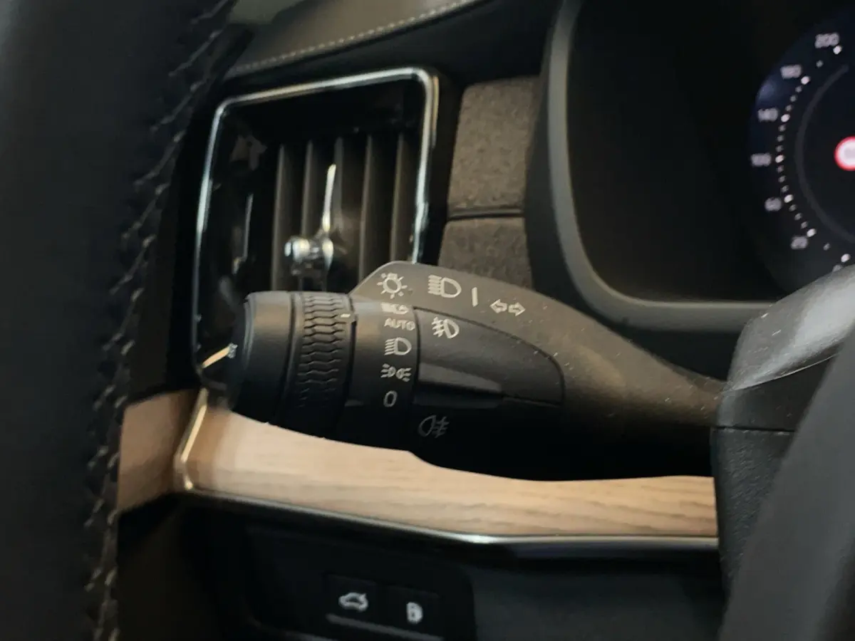 2.0 T8 Plug-in hybrid AWD Ultra Bright
