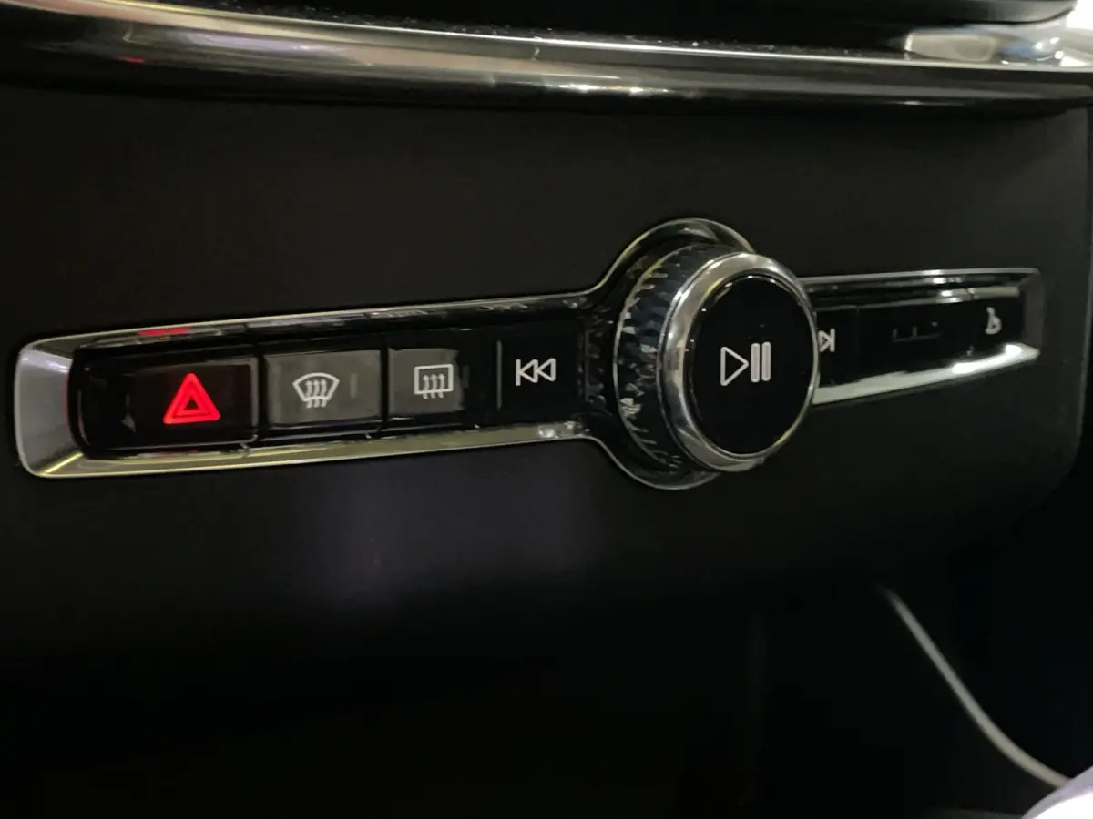 2.0 T8 Plug-in hybrid AWD Ultra Bright