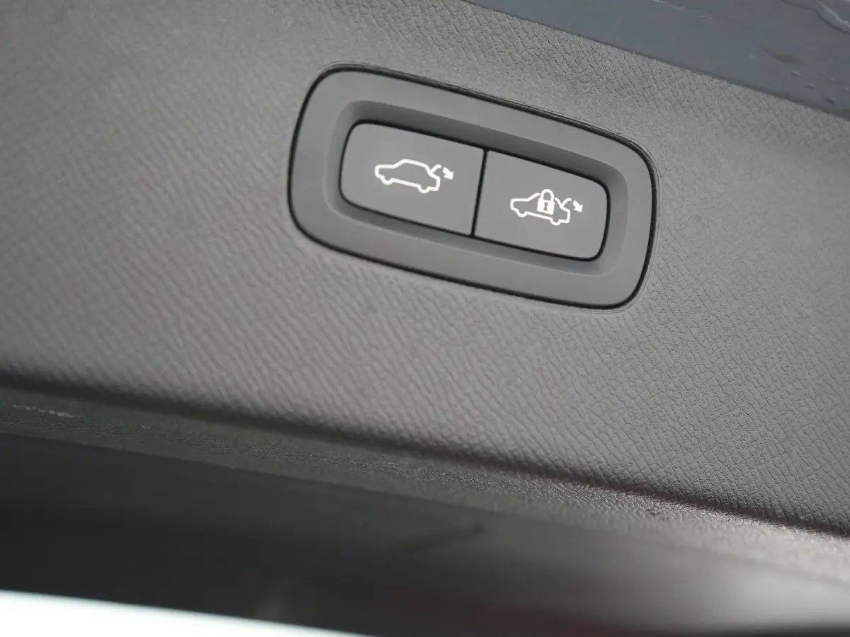 Recharge AWD Plus Dark Long Range 7 Persoons PHEV 456pk Dealer O.H | Trekhaak Af Fabriek | Panodak | Adaptive Cruise | 360 Camera | Harman / Kardon | Lederen Sportstoelen Memory & Verwarmd |