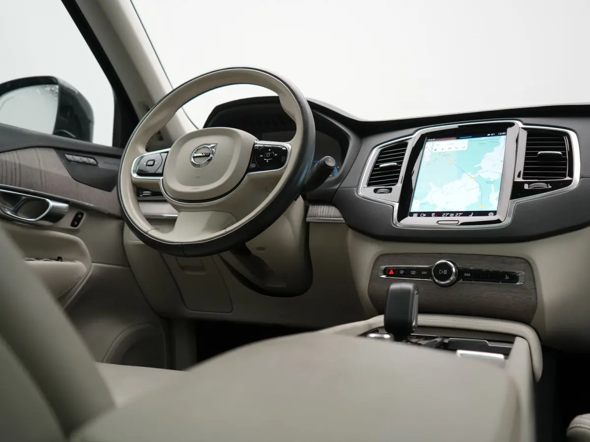 Recharge AWD Plus Dark Long Range 7 Persoons PHEV 456pk Dealer O.H | Trekhaak Af Fabriek | Panodak | Adaptive Cruise | 360 Camera | Harman / Kardon | Lederen Sportstoelen Memory & Verwarmd |