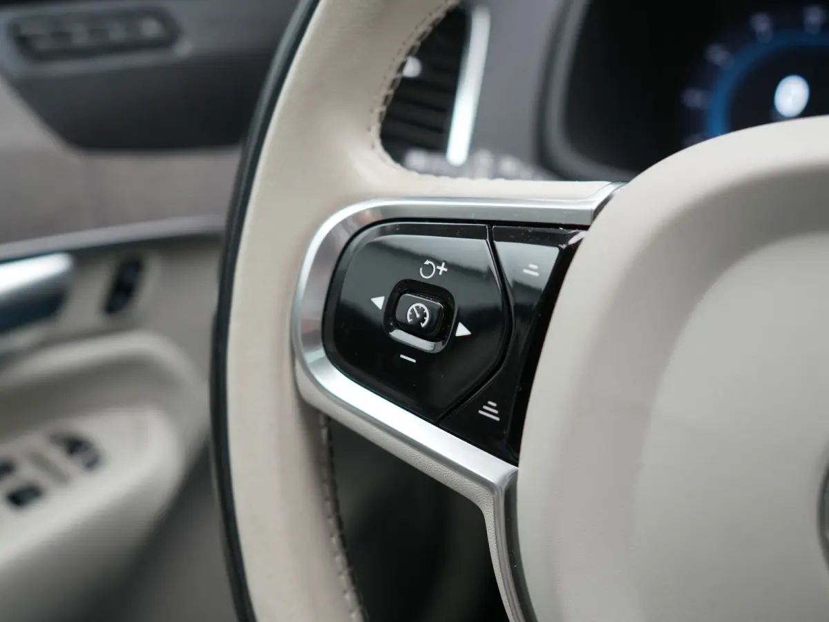 Recharge AWD Plus Dark Long Range 7 Persoons PHEV 456pk Dealer O.H | Trekhaak Af Fabriek | Panodak | Adaptive Cruise | 360 Camera | Harman / Kardon | Lederen Sportstoelen Memory & Verwarmd |