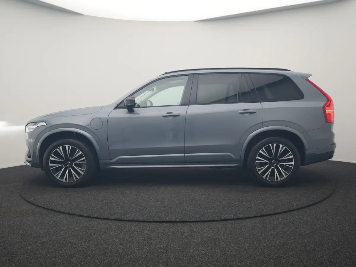 Recharge AWD Plus Dark Long Range 7 Persoons PHEV 456pk Dealer O.H | Trekhaak Af Fabriek | Panodak | Adaptive Cruise | 360 Camera | Harman / Kardon | Lederen Sportstoelen Memory & Verwarmd |