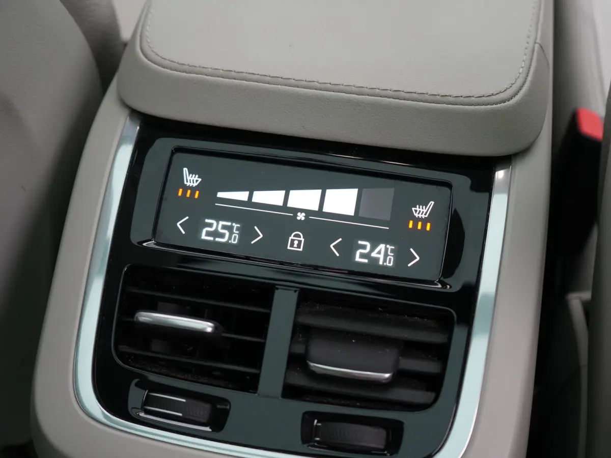 Recharge AWD Plus Dark Long Range 7 Persoons PHEV 456pk Dealer O.H | Trekhaak Af Fabriek | Panodak | Adaptive Cruise | 360 Camera | Harman / Kardon | Lederen Sportstoelen Memory & Verwarmd |