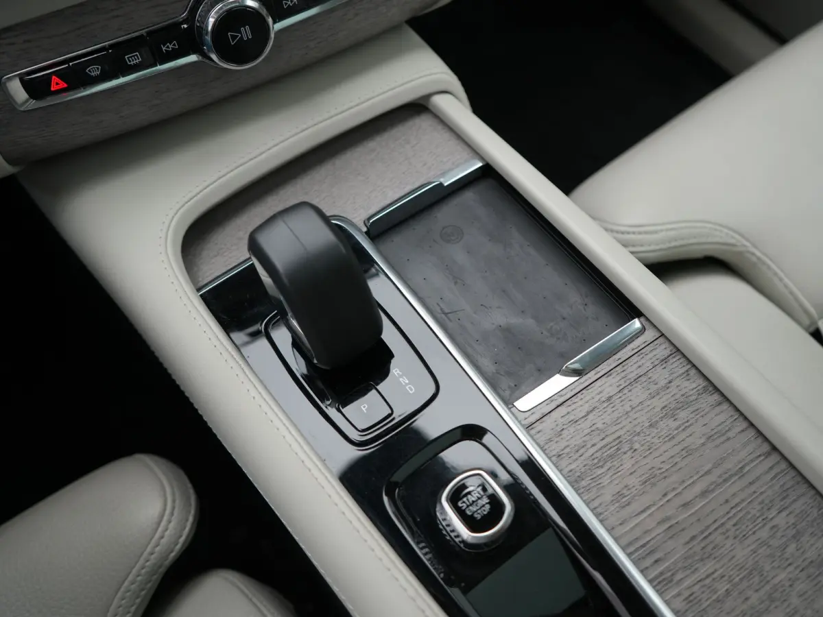 Recharge AWD Plus Dark Long Range 7 Persoons PHEV 456pk Dealer O.H | Trekhaak Af Fabriek | Panodak | Adaptive Cruise | 360 Camera | Harman / Kardon | Lederen Sportstoelen Memory & Verwarmd |