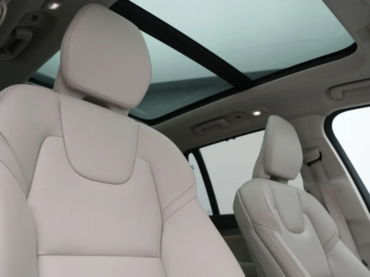 Recharge AWD Plus Dark Long Range 7 Persoons PHEV 456pk Dealer O.H | Trekhaak Af Fabriek | Panodak | Adaptive Cruise | 360 Camera | Harman / Kardon | Lederen Sportstoelen Memory & Verwarmd |