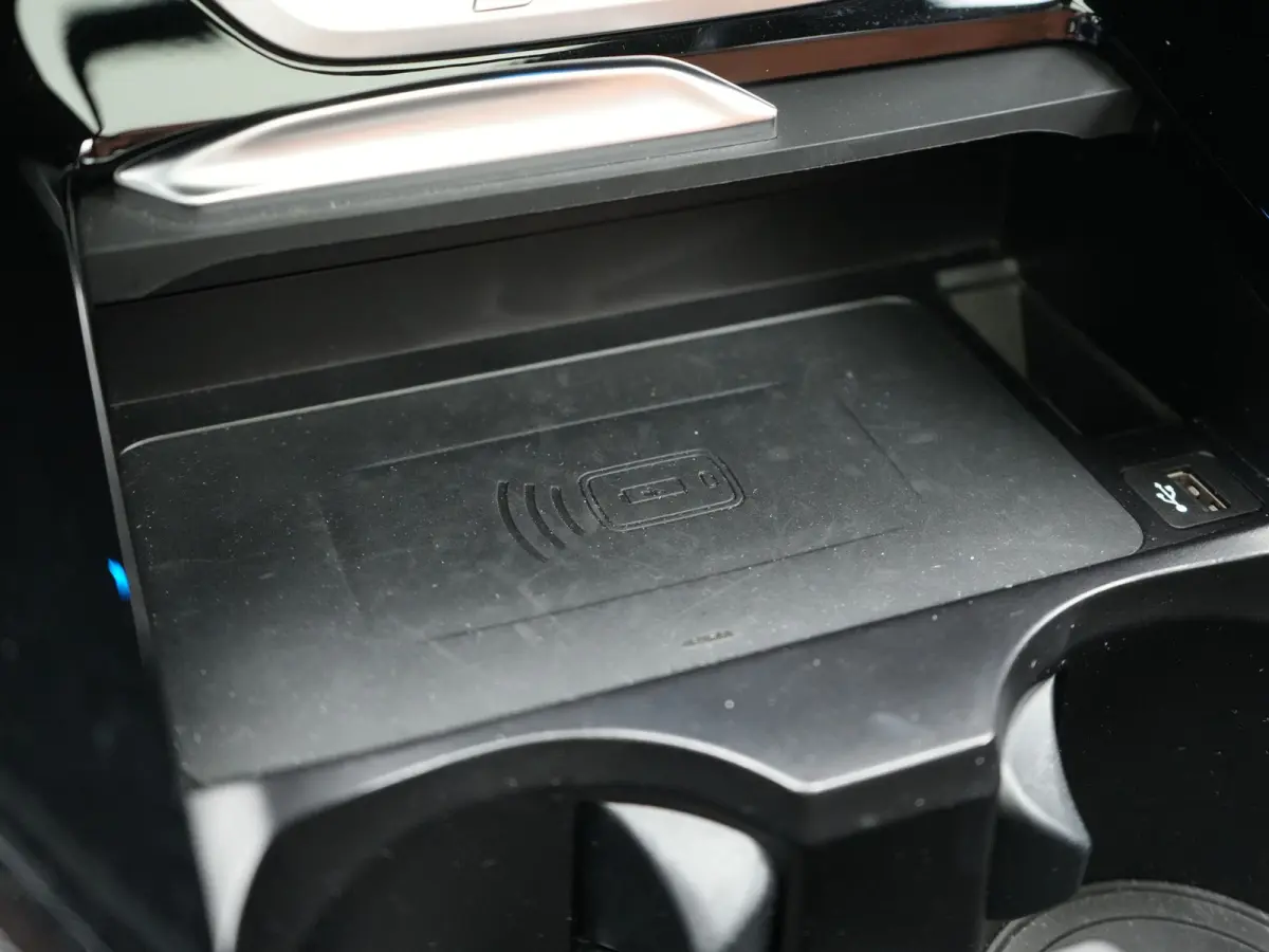 M Sport 80 kWh 286pk Dealer O.H | Panodak | Adaptive Cruise | Camera | Lederen Sportstoelen Memory & Verwarmd | Sfeerverlichting | Blis | Apple Carplay | Navigatie | DAB | 19"L.M