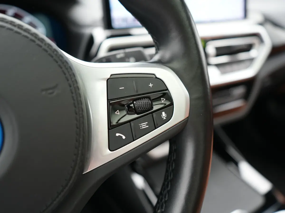 M Sport 80 kWh 286pk Dealer O.H | Panodak | Adaptive Cruise | Camera | Lederen Sportstoelen Memory & Verwarmd | Sfeerverlichting | Blis | Apple Carplay | Navigatie | DAB | 19"L.M