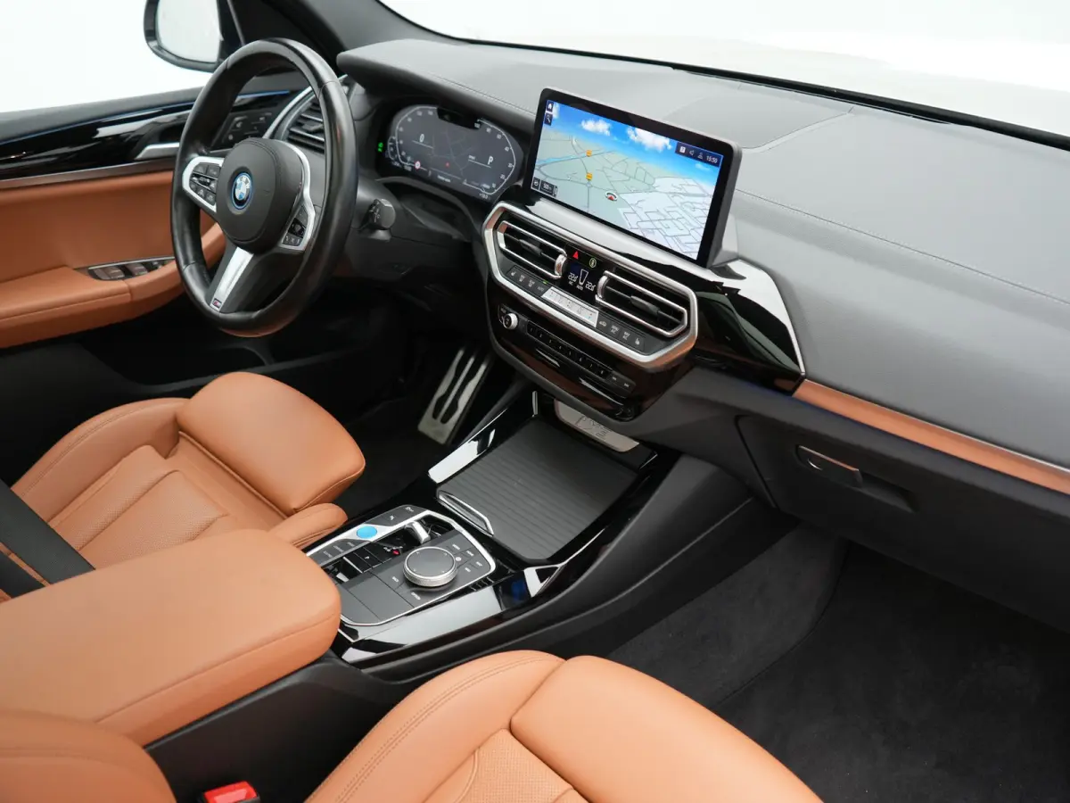 M Sport 80 kWh 286pk Dealer O.H | Panodak | Adaptive Cruise | Camera | Lederen Sportstoelen Memory & Verwarmd | Sfeerverlichting | Blis | Apple Carplay | Navigatie | DAB | 19"L.M