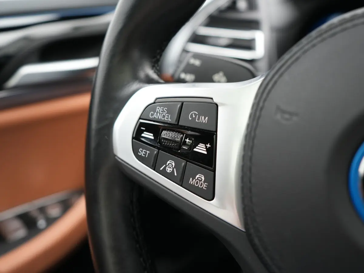 M Sport 80 kWh 286pk Dealer O.H | Panodak | Adaptive Cruise | Camera | Lederen Sportstoelen Memory & Verwarmd | Sfeerverlichting | Blis | Apple Carplay | Navigatie | DAB | 19"L.M