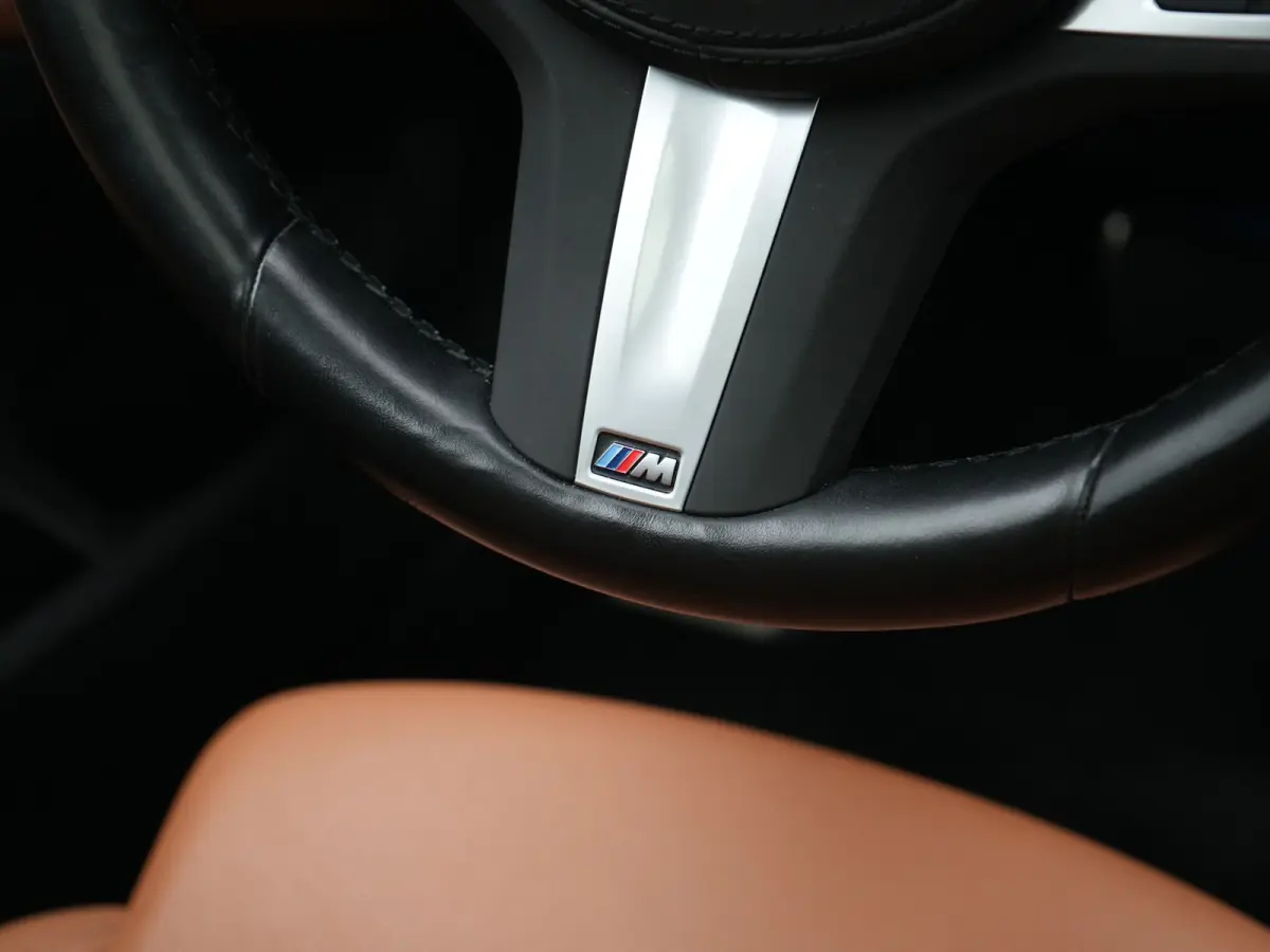 M Sport 80 kWh 286pk Dealer O.H | Panodak | Adaptive Cruise | Camera | Lederen Sportstoelen Memory & Verwarmd | Sfeerverlichting | Blis | Apple Carplay | Navigatie | DAB | 19"L.M
