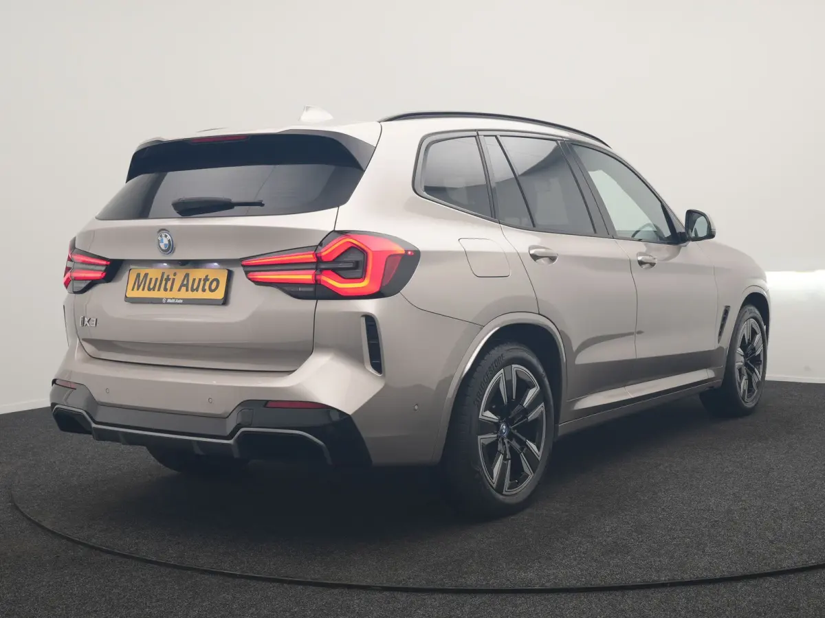 M Sport 80 kWh 286pk Dealer O.H | Panodak | Adaptive Cruise | Camera | Lederen Sportstoelen Memory & Verwarmd | Sfeerverlichting | Blis | Apple Carplay | Navigatie | DAB | 19"L.M