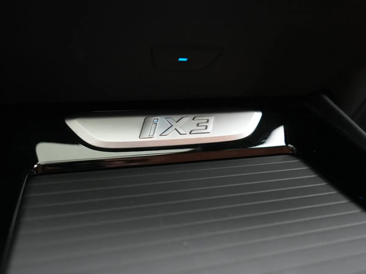 M Sport 80 kWh 286pk Dealer O.H | Panodak | Adaptive Cruise | Camera | Lederen Sportstoelen Memory & Verwarmd | Sfeerverlichting | Blis | Apple Carplay | Navigatie | DAB | 19"L.M